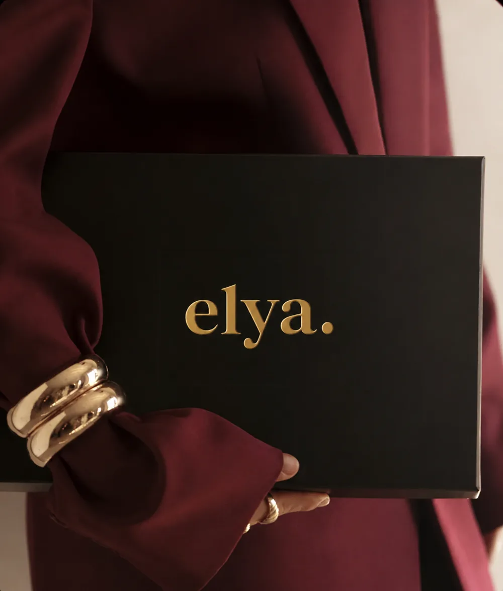 Coffret Elya Academy tenu en main